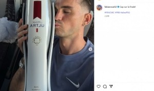 双响建功！法比安-鲁伊斯社媒晒照亲吻全场最佳奖杯：挺进决赛