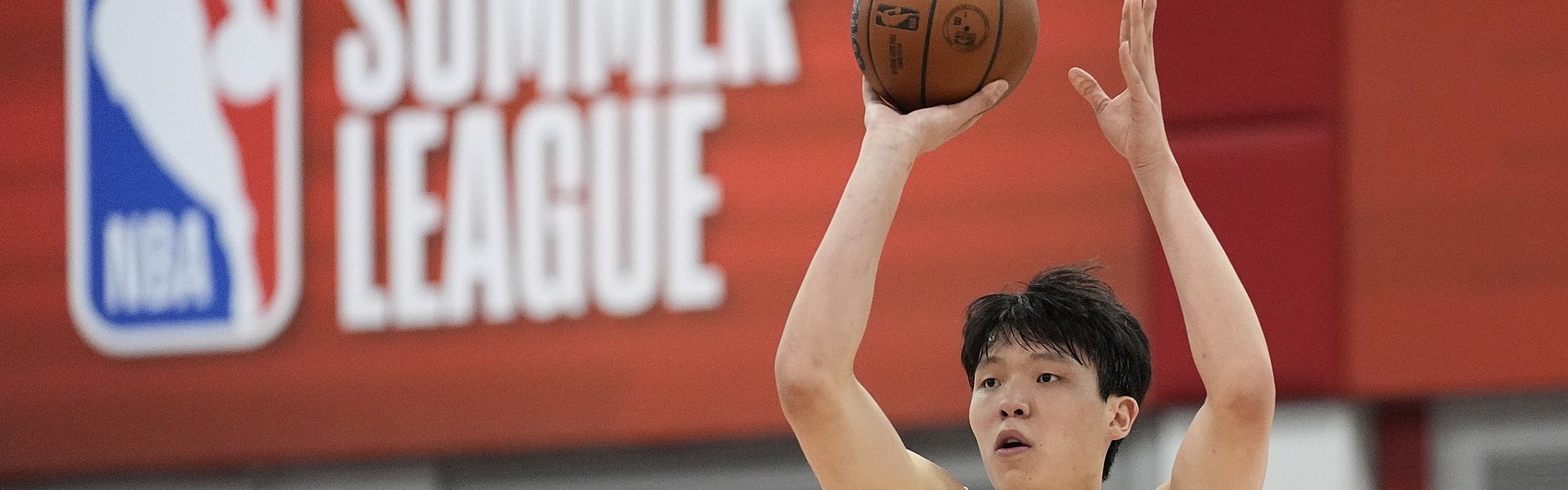 乐鱼体育官方网站-媒体人：杨瀚森今天中午从香港启程 再次赴美回到开拓者队