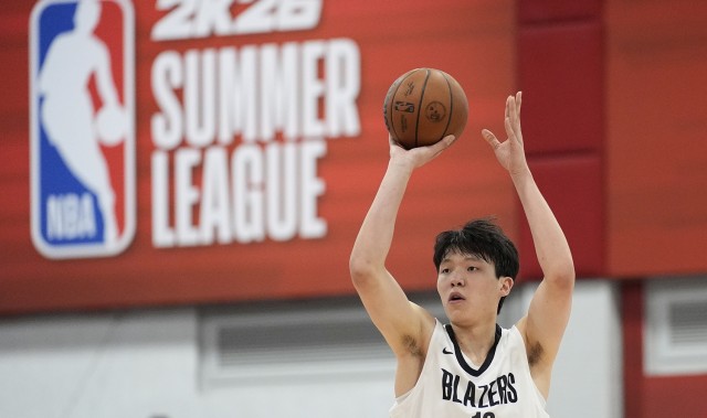 乐鱼体育官方网站-媒体人：杨瀚森今天中午从香港启程 再次赴美回到开拓者队