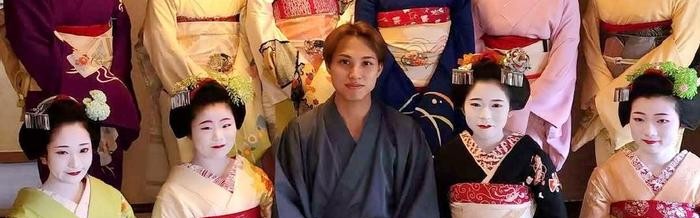 日本羽毛球“一哥”找艺伎作陪惹争议，一人被十位美女环绕笑开颜