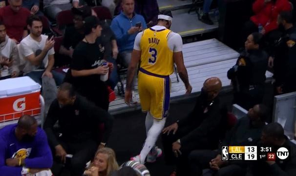 三连胜戛然而止！浓眉高烧病退令湖人攻防降级