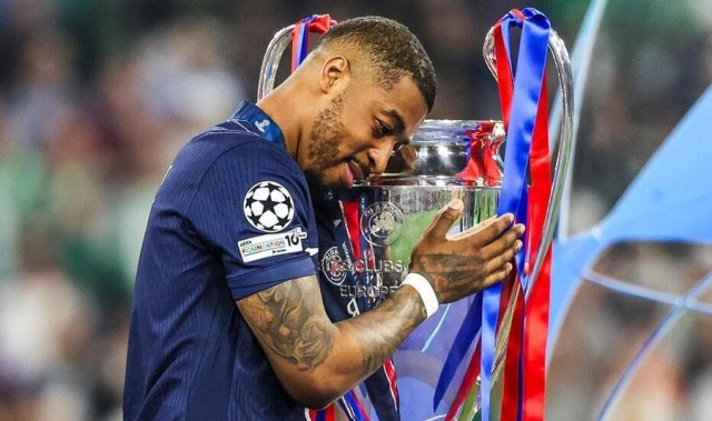 记者：巴黎将在周日对阵朗斯赛后致敬金彭贝