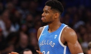 探囊取物！字母哥首节出战8分钟 6中4轻松得到8分3板