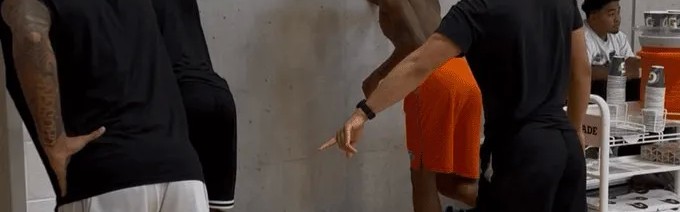 乐鱼体育官网-找老大哥学习！训练师晒特雷-曼与亚历山大兄弟合练的照片