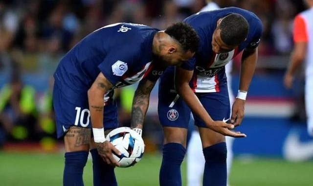 乐鱼体育官网-又一轮“点球大战”？球迷怼姆巴佩 内马尔点赞