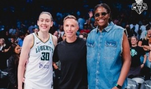 纳什纽约观战WNBA自由人比赛！合影中的纳什反而略显小鸟依人